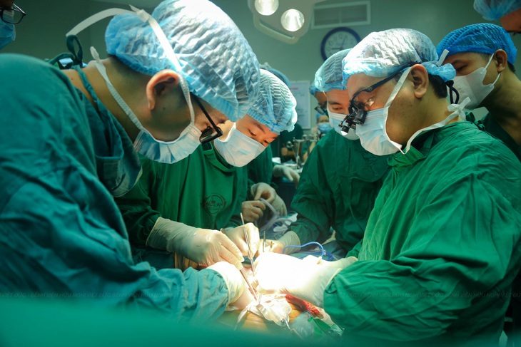 3-phau-thuat-lay-tang-tai-bv-hn-dk-nghe-an-17284682768751047456652-1728618554948314700695 Ca mổ đặc biệt và khoản phụ cấp 280.000 đồng - Ảnh 1.