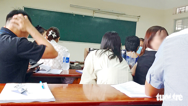 Nhiều sinh viên học hộ trong một lớp liên thông của Trường ĐH N. vào cuối tháng 12-2022 - Ảnh: VĂN KHOA Nhiều sinh viên học hộ trong một lớp liên thông của Trường ĐH N. vào cuối tháng 12-2022 - Ảnh: VĂN KHOA