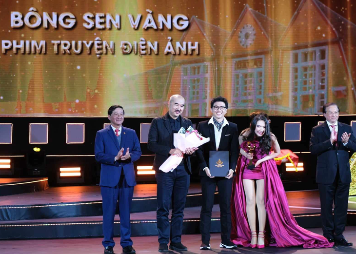 Tro tàn rực rỡ “ẵm” giải Bông sen vàng ở thể loại phim truyện. Kết quả này không gây bất ngờ vì dù không đạt doanh thu lớn nhưng phim nhận được nhiều phản hồi tích cực từ giới chuyên môn lẫn khán giả, đồng thời đoạt giải thưởng cao nhất ở Liên hoan phim ba lục địa tại Pháp, giải Cánh diều vàng 2023 - Ảnh: M.V. Tro tàn rực rỡ “ẵm” giải Bông sen vàng ở thể loại phim truyện. Kết quả này không gây bất ngờ vì dù không đạt doanh thu lớn nhưng phim nhận được nhiều phản hồi tích cực từ giới chuyên môn lẫn khán giả, đồng thời đoạt giải thưởng cao nhất ở Liên hoan phim ba lục địa tại Pháp, giải Cánh diều vàng 2023 - Ảnh: M.V.
