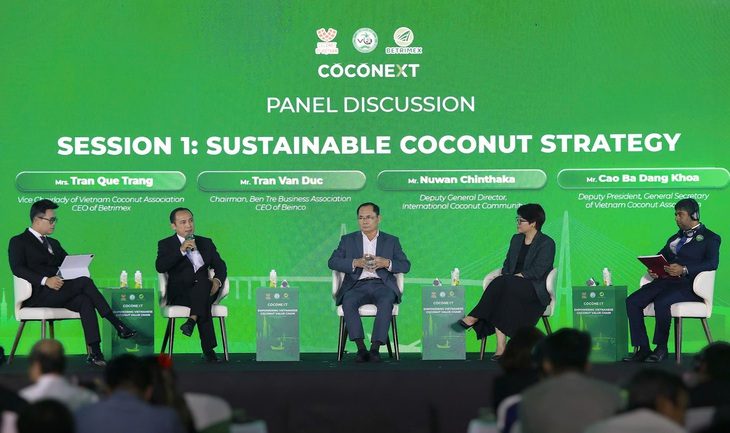 cac-dien-gia-tham-du-buoi-thao-luan-17340008924561206092318 Phát triển bền vững 'đánh thức' tiềm năng ngành dừa - Ảnh 1.