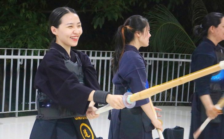 Nhiều bạn nữ chọn tập kiếm đạo để rèn luyện tâm trí bên cạnh việc nâng cao thể lực Bóng hồng luyện… kiếm đạo- Ảnh 1.