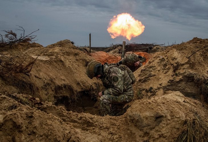 Lính Ukraine bắn súng cối trong một cuộc tập trận ở Kiev hôm 8-11 - Ảnh: REUTERS