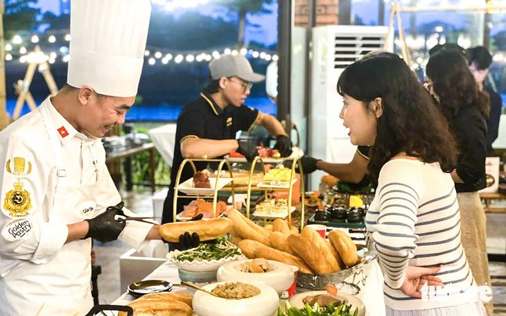 Đà Nẵng công bố tour du lịch ẩm thực, phát hành 10.000 hộ chiếu ẩm thực - Ảnh 1. Đà Nẵng công bố tour du lịch ẩm thực, tặng vé du thuyền Aphrodite Sơn Trà 18 triệu đồng cho du khách - Ảnh 1.