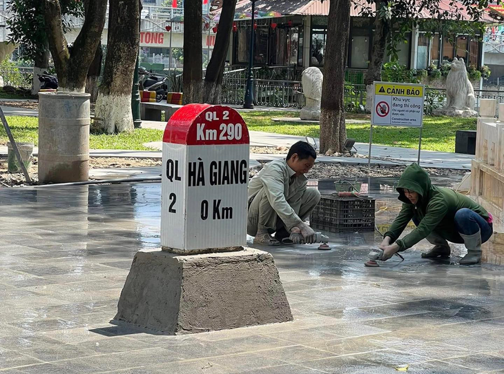 Cột mốc Km0 tại Hà Giang được cắm lại sau 3 ngày sửa chữa - Ảnh 1. Cột mốc Km0 tại Hà Giang được cắm lại sau 3 ngày sửa chữa - Ảnh 1.