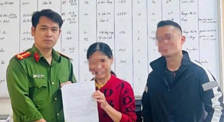 Ngăn chặn kịp thời người phụ nữ mang số vàng trị giá 500 triệu đồng đi bán chuyển cho kẻ lừa đảo - Ảnh 1.