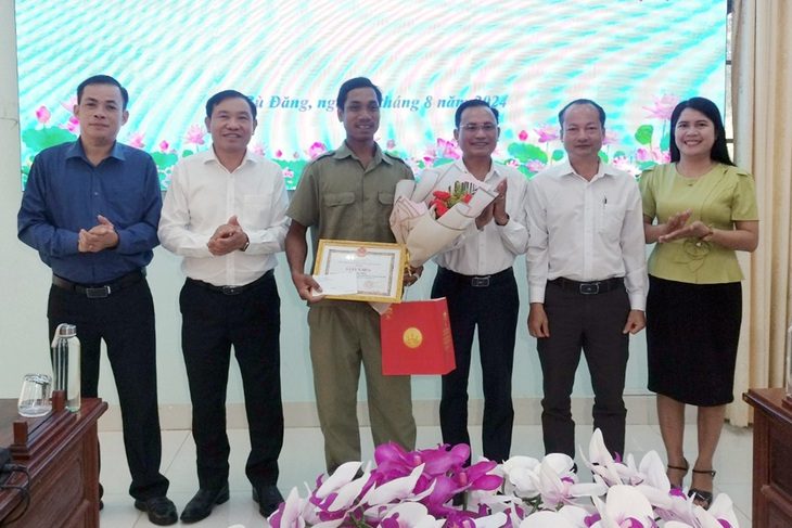 khen-thuong-dieu-nhan-1724053160258406490591 Chàng trai dân tộc S’Tiêng dũng cảm cứu người dưới đập thủy lợi - Ảnh 1.