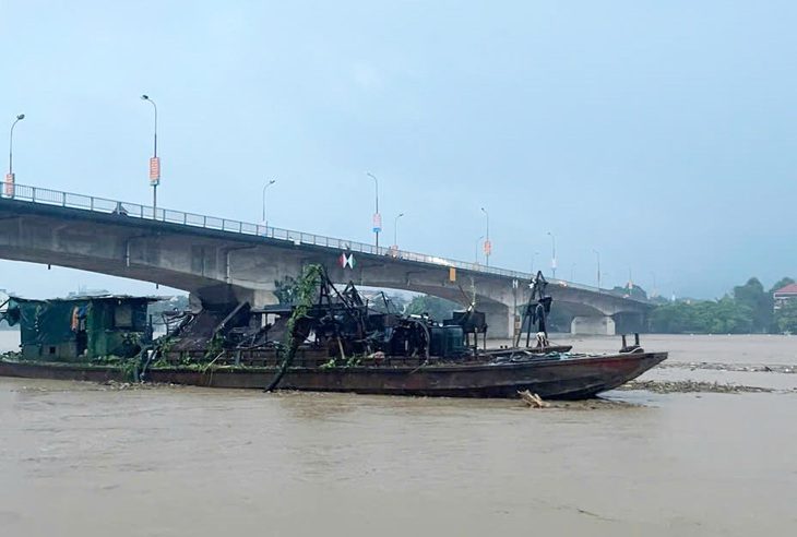 Đã neo giữ được hai tàu từ Trung Quốc trôi dạt trên sông Hồng - Ảnh 1.